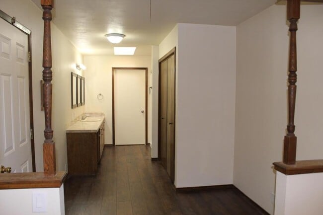 Building Photo - 610 N El Paso Ave