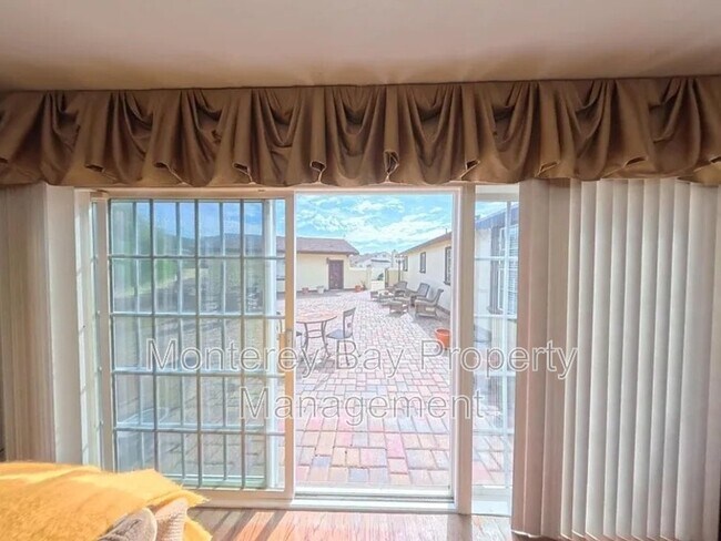 Building Photo - 1976 Grandview St