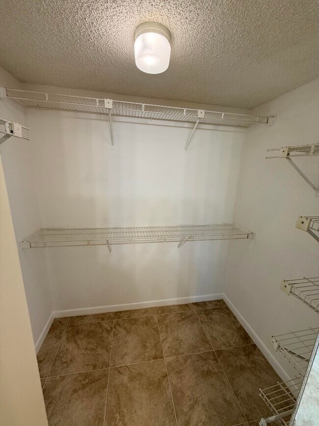 Building Photo - 1142 Coral Club Dr