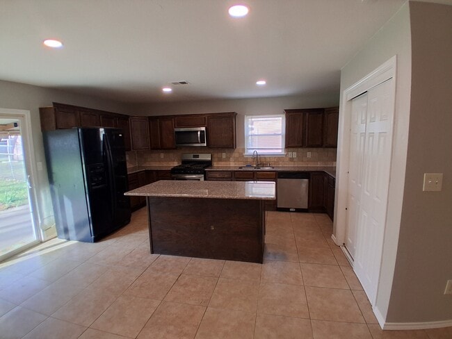 Building Photo - 3611 Palm Dr