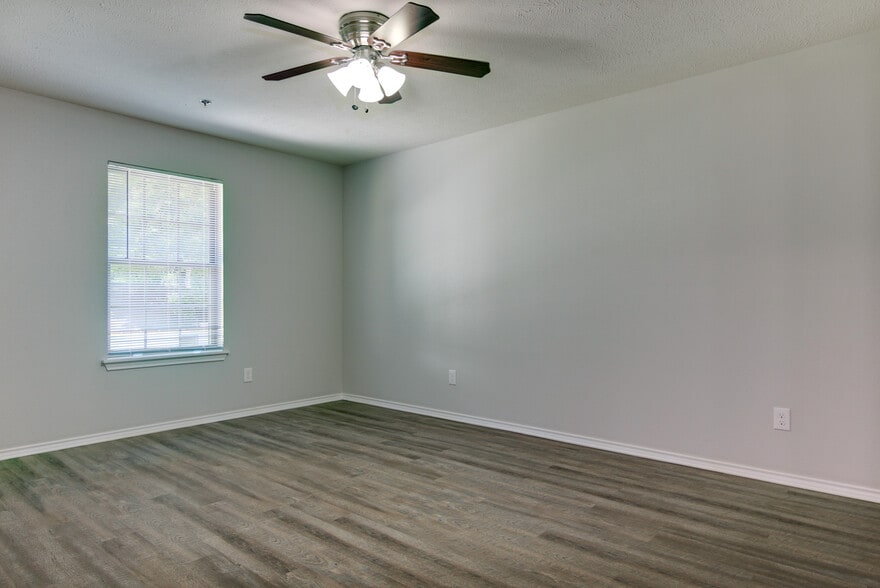 Bedroom - 911 Pecorella St E