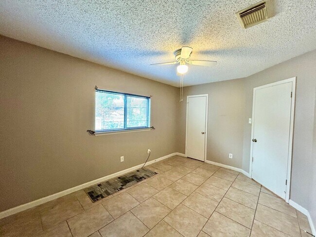 Building Photo - 3BED/2BATH Home For Rent Near Steubing Ranch! Available Now!