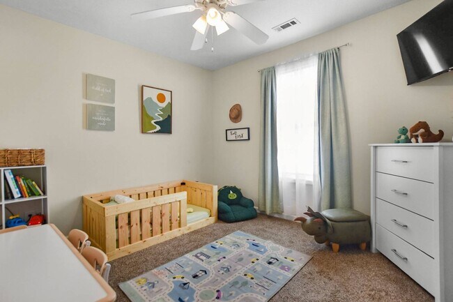 Building Photo - Pet Friendly Three Bedroom!