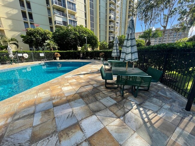 Building Photo - Gorgeous renovated high-floor apartment in great building.