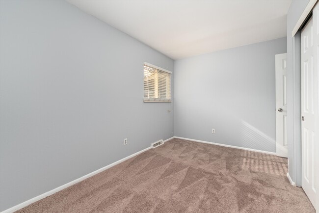 Building Photo - 5025 E Weaver Ave