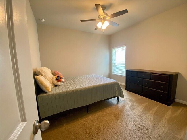 Building Photo - 332 Lacey Oak Lp