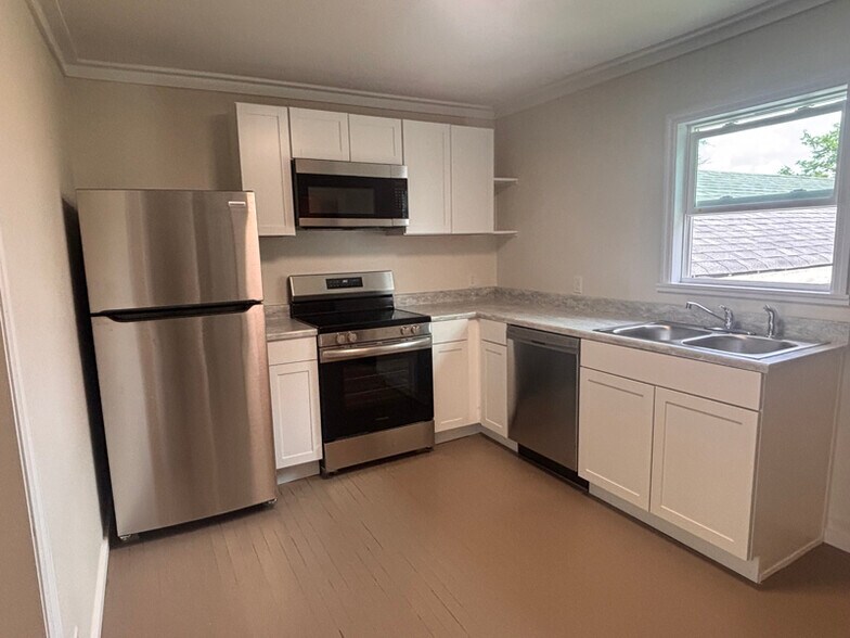 Building Photo - 110 Davis St N