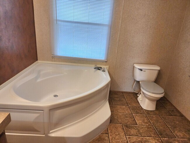 Building Photo - Inviting 3 bedroom 2 bath House with fence...