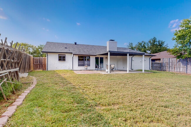 Building Photo - 2116 Northmoor Dr