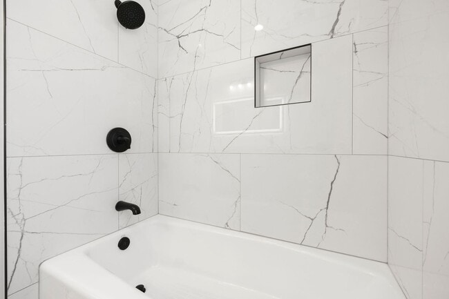 Building Photo - Spacious Menlo Park Retreat with 6 Bedroom...