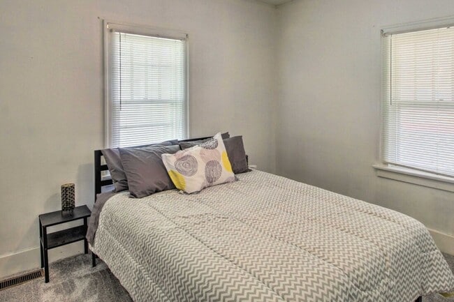 Building Photo - Newly remodeled, fully furnished adorable bungalow in a great location!