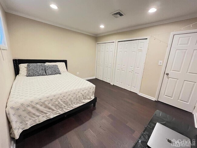 Building Photo - 15 Barnett Pl