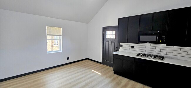 Building Photo - 1833 W 21st St