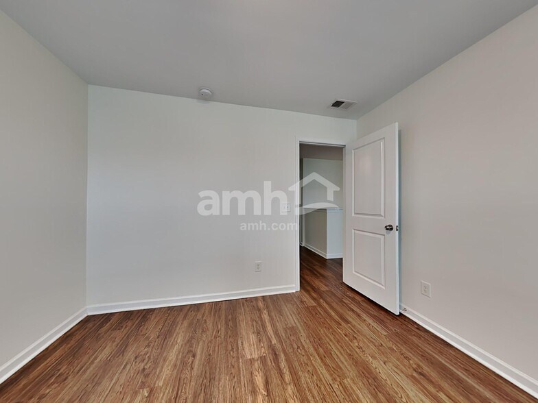 Building Photo - 614 Redbud Ln