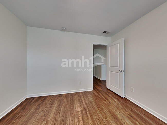 Building Photo - 614 Redbud Ln