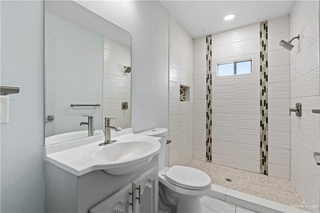 Building Photo - 13 Dana Dr