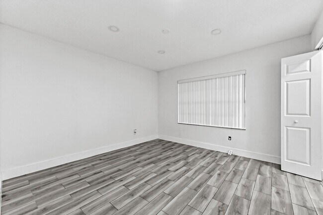 Building Photo - 1390 Summit Run Cir