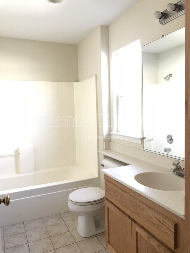 Building Photo - 2062 Red Oak Cir