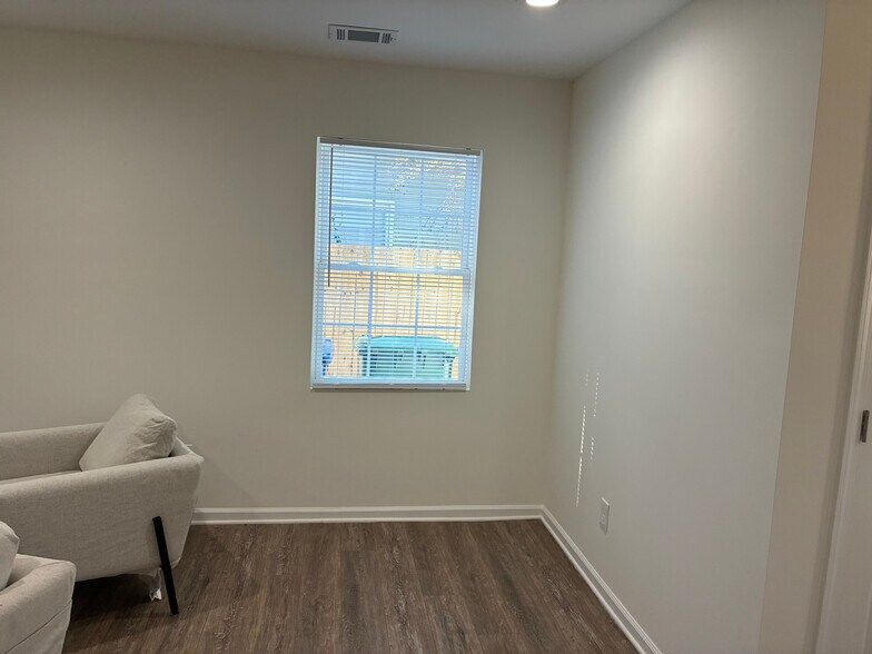 Building Photo - Room in House on Lincoln St SW