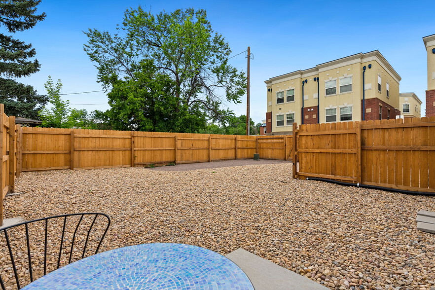 backyard, patio dinning, fire pit, BBQ - 121 2nd St SE