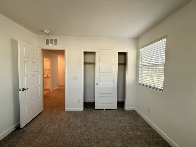 Building Photo - 3 BED 2.5 BATH 2 CAR GARAGE TOWNHOUSE IN CADENCE HENDERSON WITH LOFT