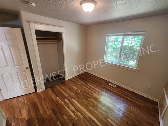 Building Photo - Large 3 Bed+ Bonus Room SW Pdx Home, Natur...