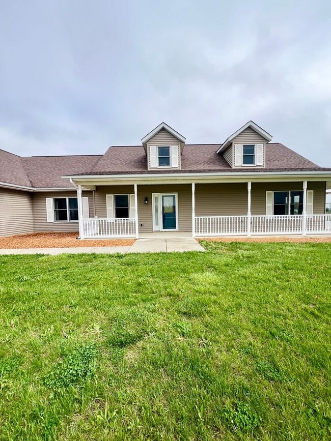 Building Photo - NEW LISTING! 3 Bedroom home