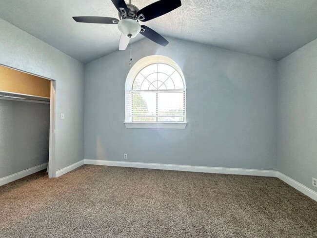 Building Photo - Updated Single Family Home with community ...