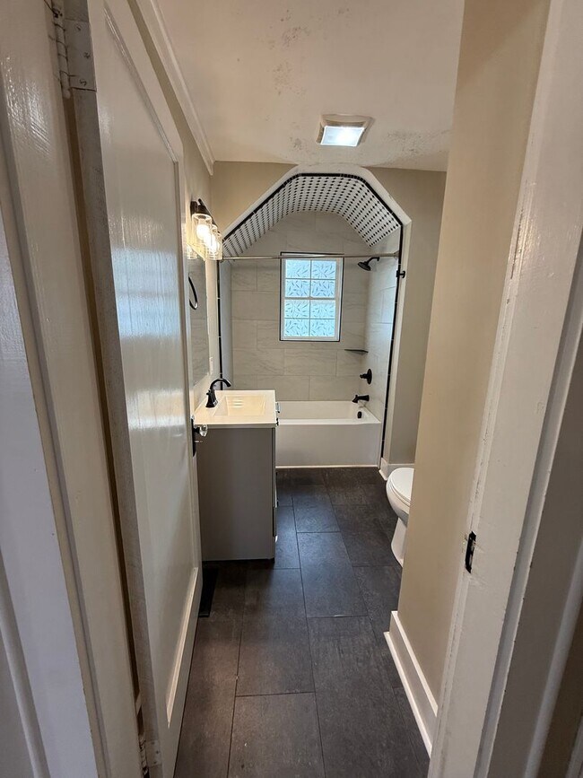 Building Photo - 287 E Eastland St