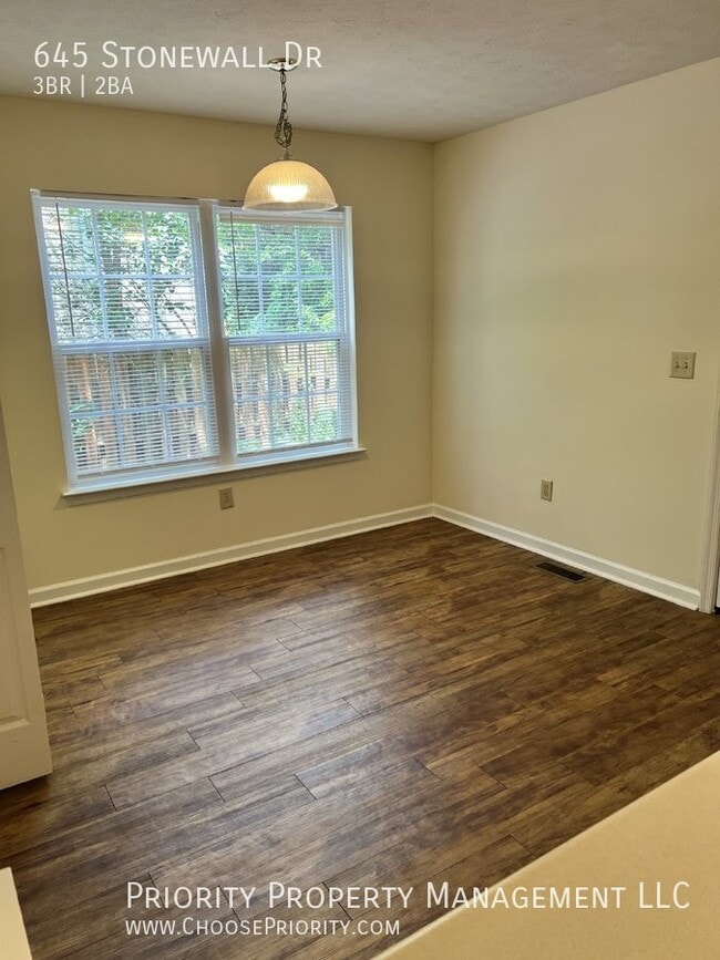 Building Photo - 645 Stonewall Dr