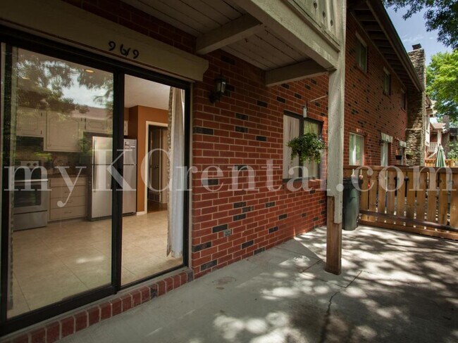 Building Photo - 9619 Outlook Dr