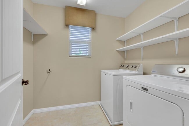 Building Photo - Southern Highlands: Spacious 4-Bedroom Home in a Gated Community with Upstairs Loft, Private Back...
