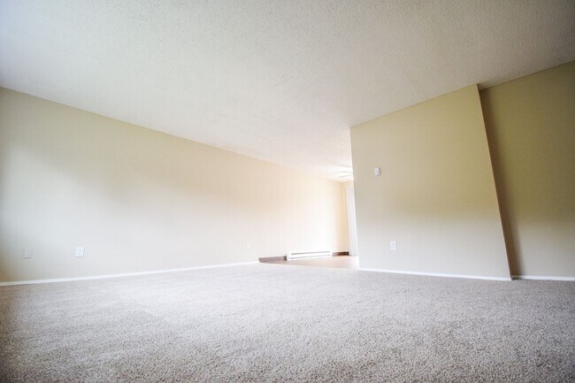 Building Photo - Bright and Spacious 2 Bed 1 Bath APT in NE...