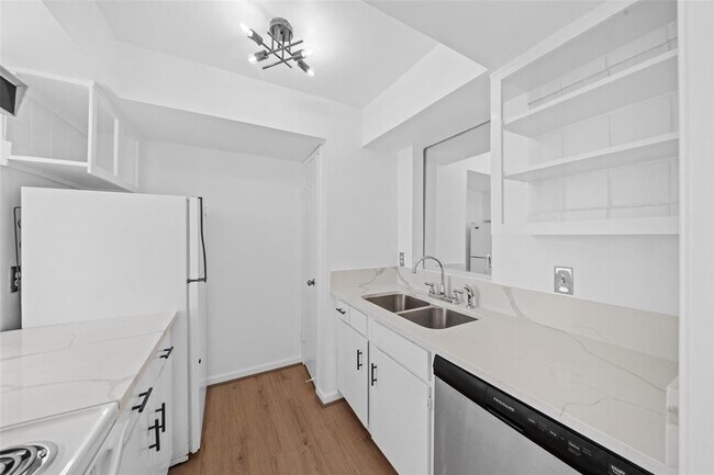 Building Photo - 6410 Del Monte Dr
