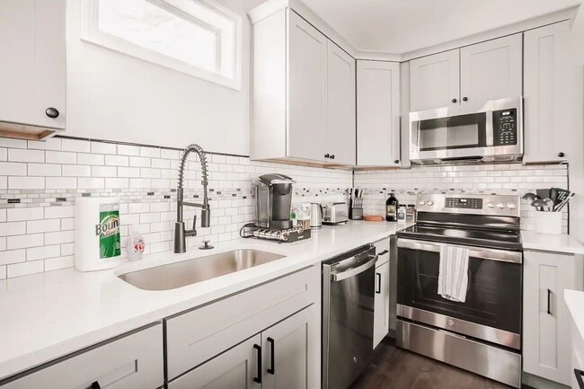 Building Photo - Private Unfurnished Single Family Home In ...