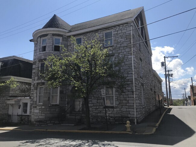 Building Photo - 200 E King St