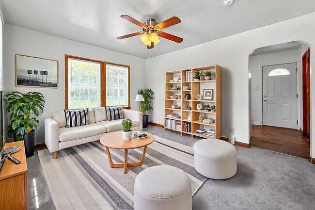 Primary Photo - 102/104 Riverside