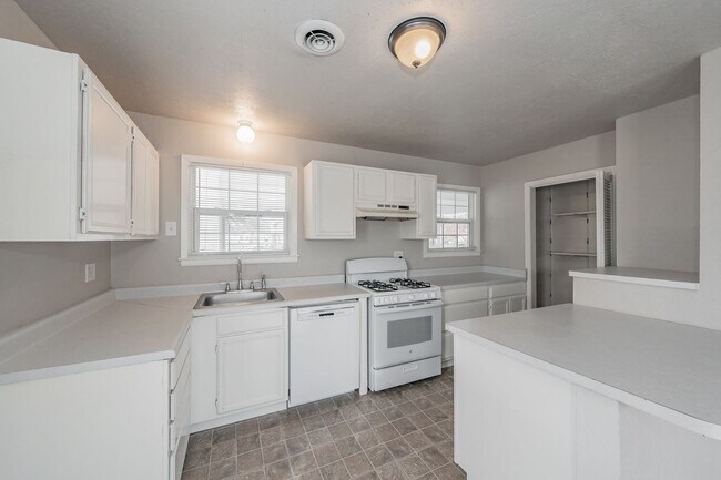 Building Photo - 3 Bedroom, 1.5 Bathroom in West Worth Village