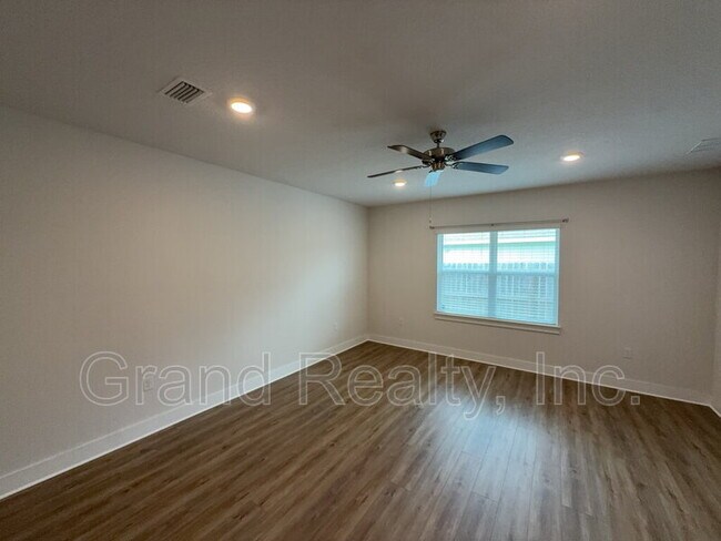 Building Photo - 5869 Danbury Blvd
