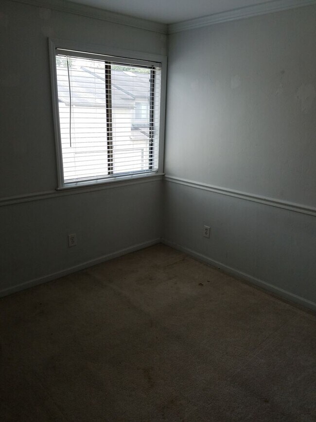 Building Photo - 1321 Airport Dr