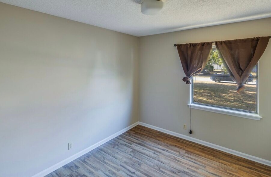 Building Photo - 105 Pinedale Dr