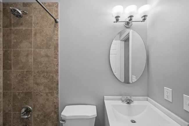 Building Photo - Spacious 1BR/1Bath apartment Available Ear...