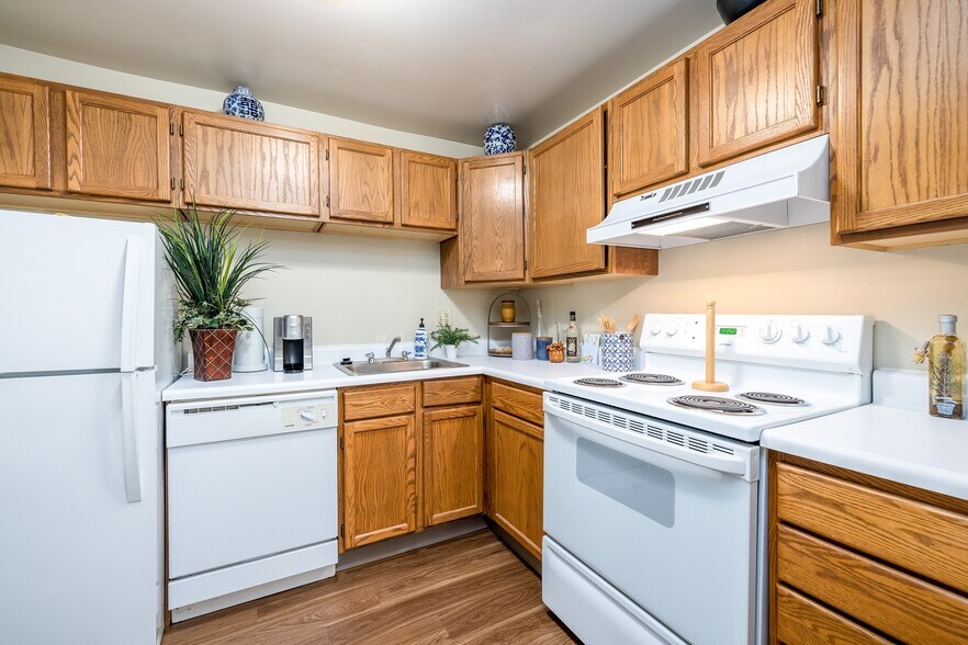 Maiden Bridge and Canongate Apartment Homes 100 White Hampton Ln