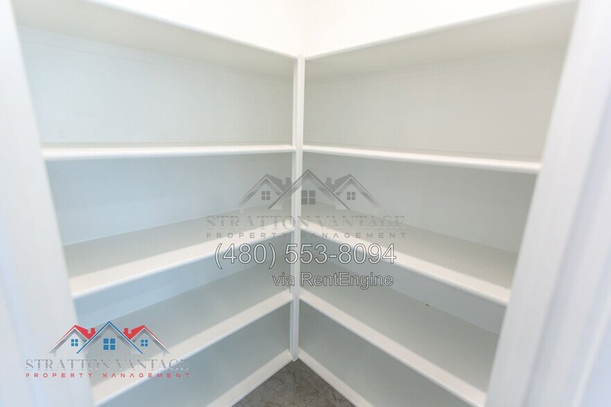 Building Photo - 10839 S 52nd Dr