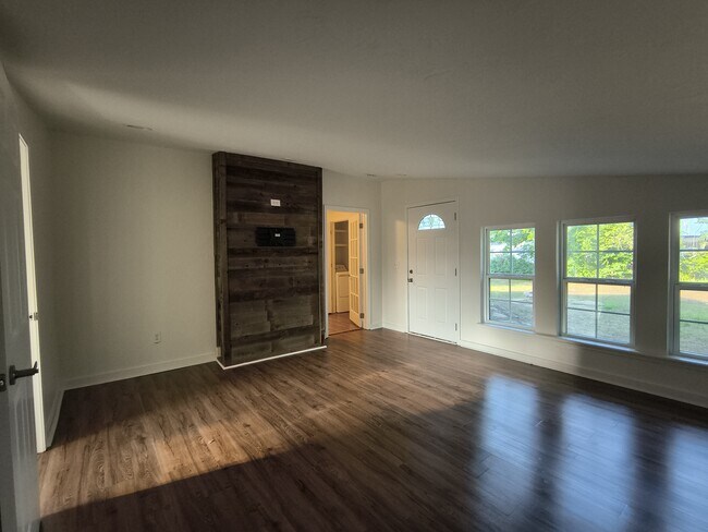 Building Photo - 206 S Elm St