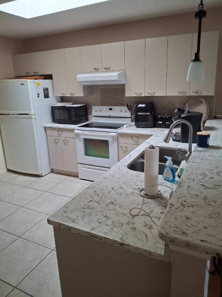 Building Photo - 1606 Campos Dr