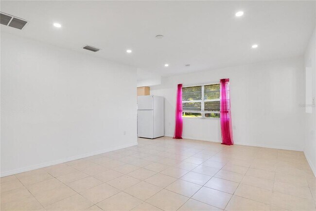 Building Photo - 813 Agnes Dr