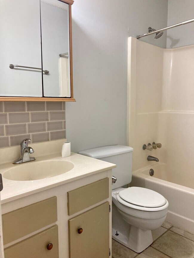 Building Photo - 2 Bed 2 Bath Duplex for Rent