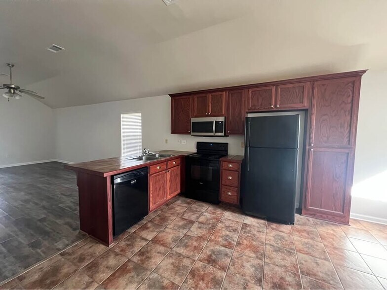 Building Photo - 14258 Woodlands Dr