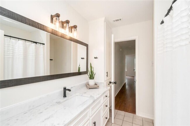 Building Photo - 1117 Pinemont Dr